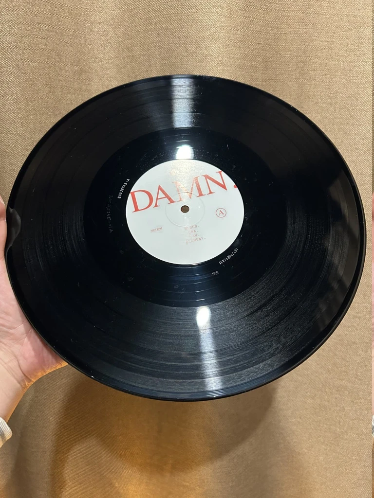 Двенадцатидюймовая виниловая пластинка на проигрывателе