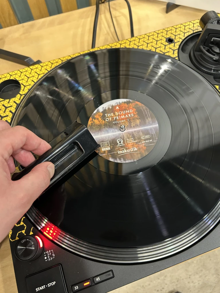 Антистатическая щётка из углеродного волокна для чистки виниловых пластинок