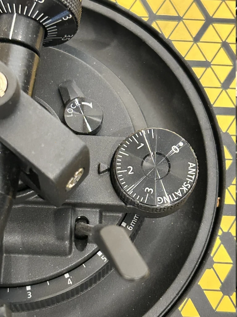 Тонарм винилового проигрывателя с механизмом антискейтинга