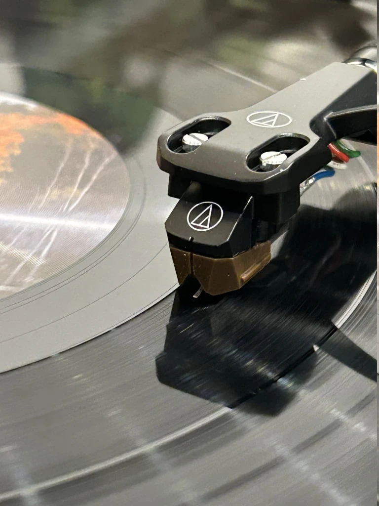 Игла проигрывателя на последних дорожках виниловой пластинки