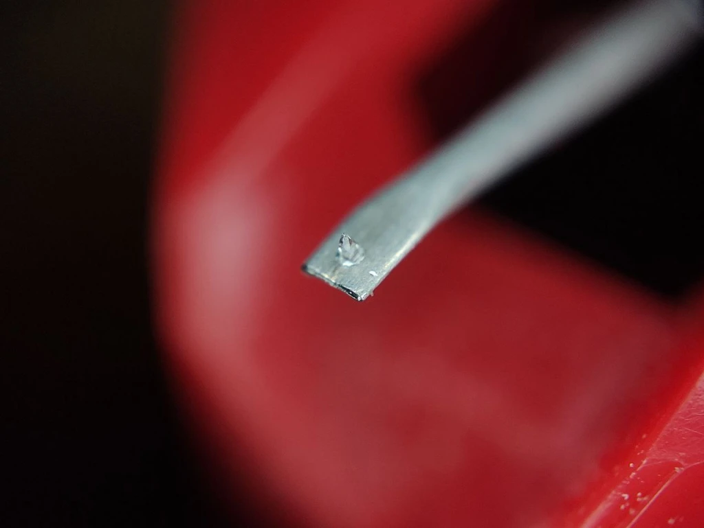 Алмазная игла крупным планом