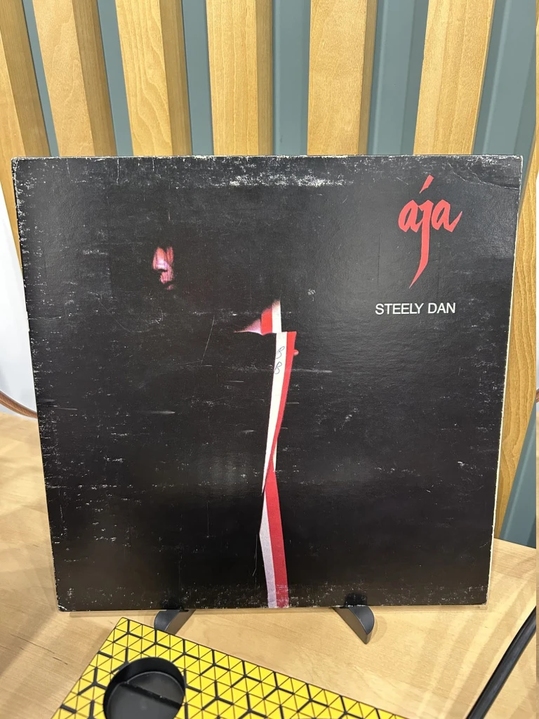 Потертый конверт виниловой пластинки - следы износа на обложке